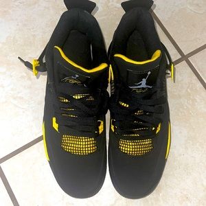 Air Jordan Retro 4 Thunder PREOWNED SIZE 12 very nice